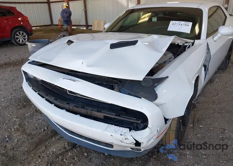 2017 Dodge Challenger Sxt z USA, uszkodzony, nr VIN 2C3CDZAG8HH532142